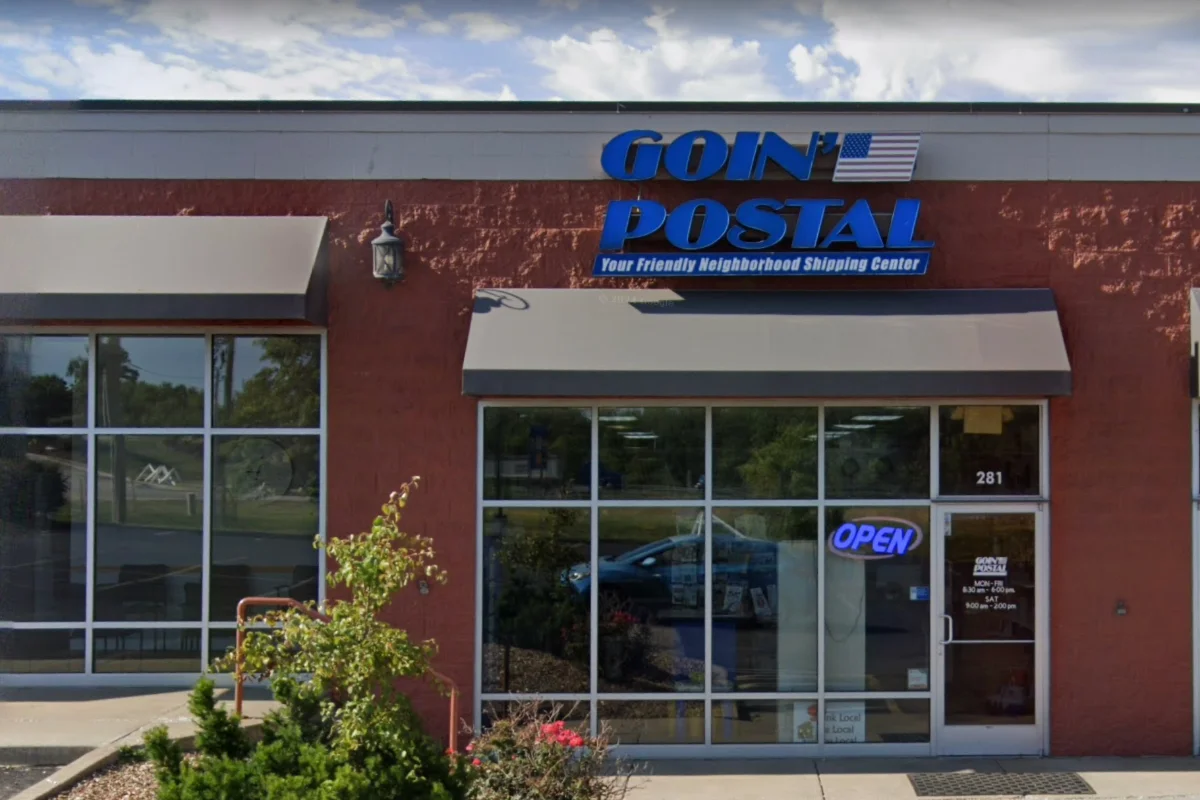 Exterior of Goin' Postal Warrenton shipping center in Warrenton, MO