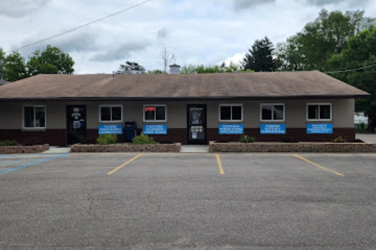 Exterior of Goin' Postal Fenton shipping center in Fenton, MI