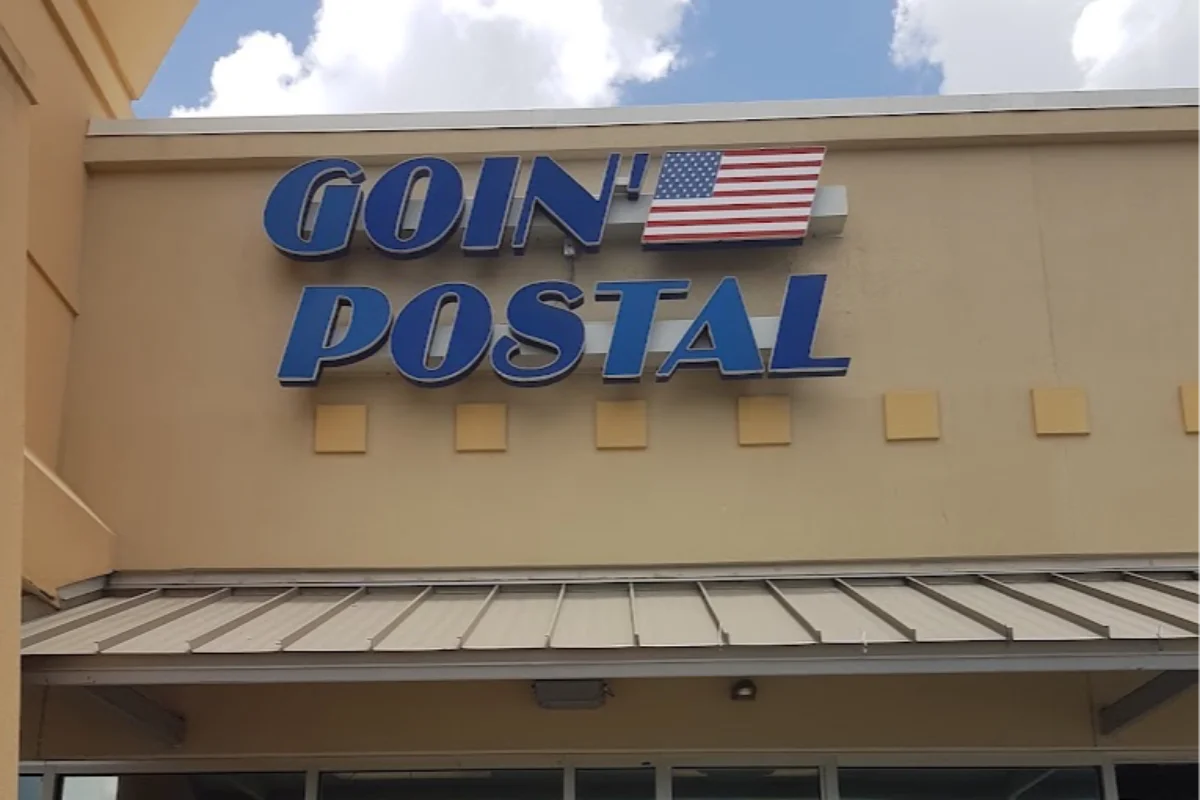 Exterior of Goin' Postal Palm Harbor 2 shipping center in Palm Harbor, FL